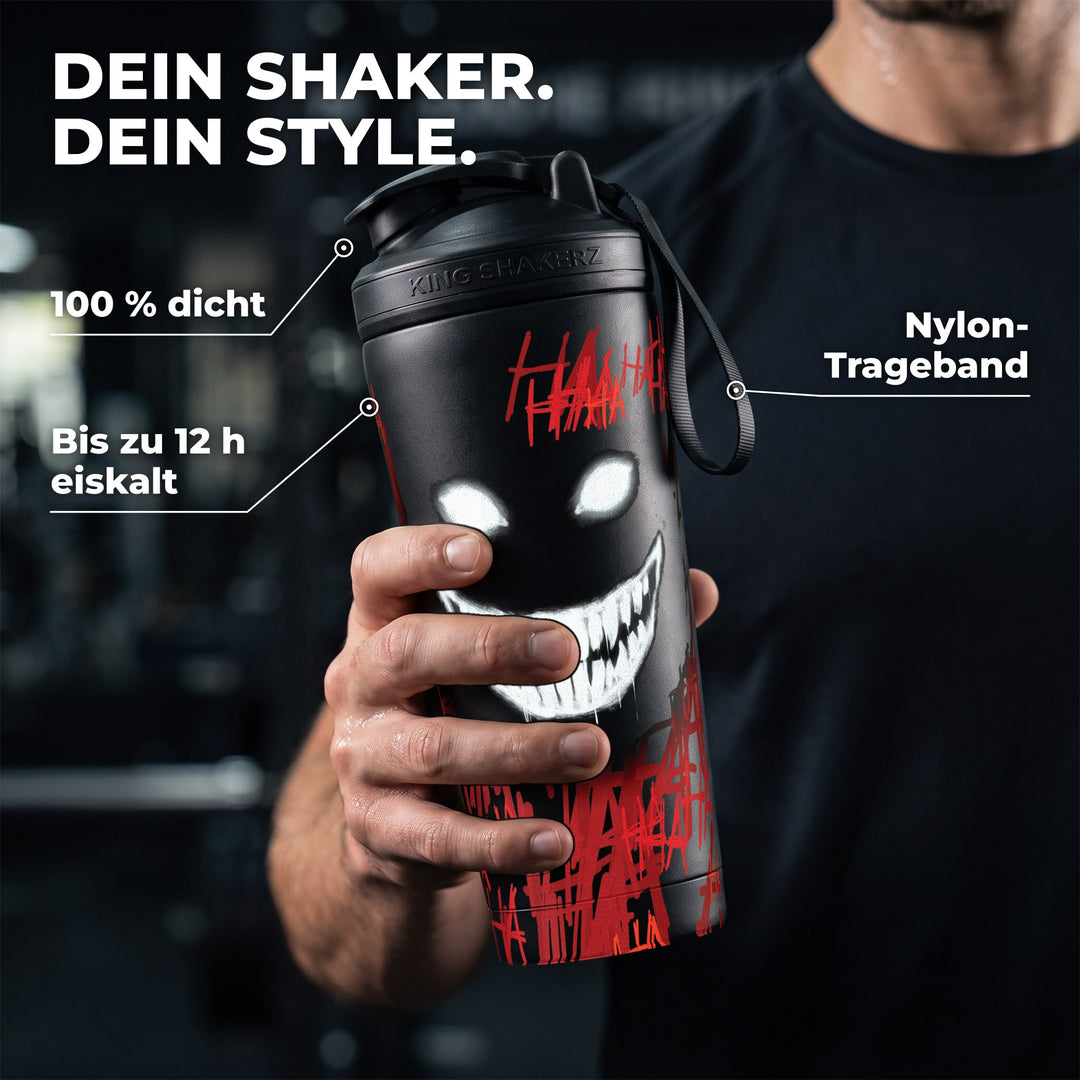 KING SHAKER® HA HA HA – schwarzer Edelstahl-Shaker mit Halloween-Farbdruck, in der Hand