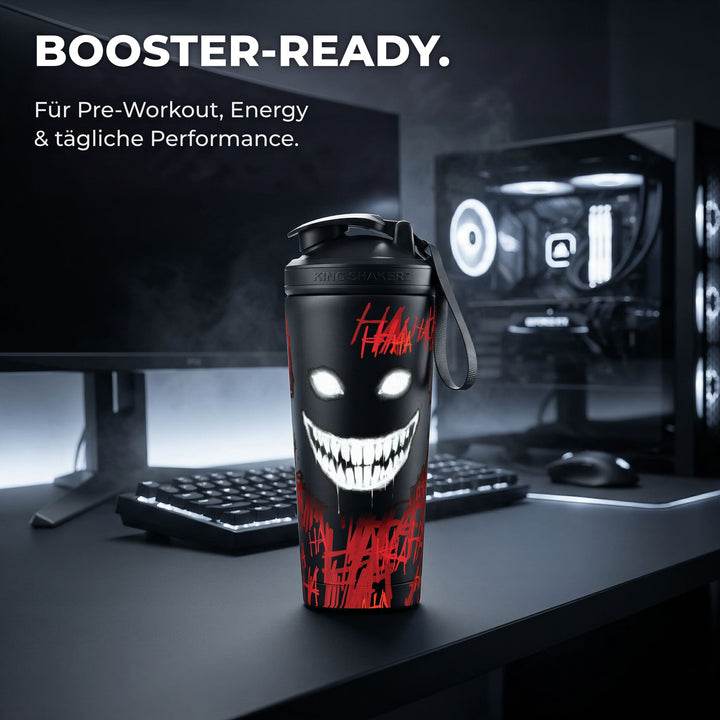 KING SHAKER® HA HA HA – schwarzer Edelstahl-Shaker mit Halloween-Farbdruck, am Schreibtisch mit Booster