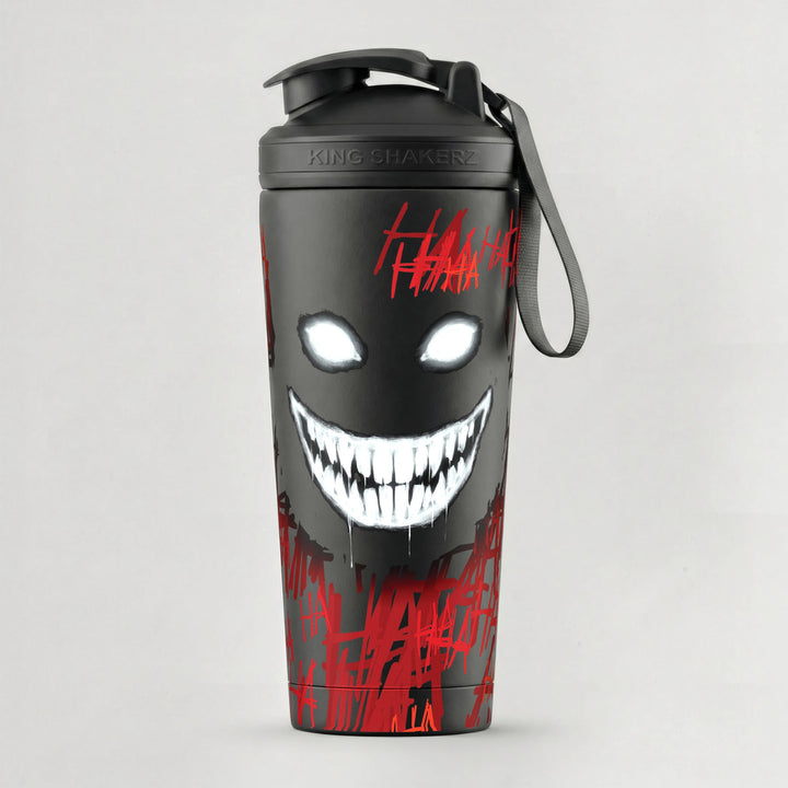 KING SHAKER® HA HA HA – schwarzer Edelstahl-Shaker mit Halloween-Farbdruck, vor grauem Hintergrund