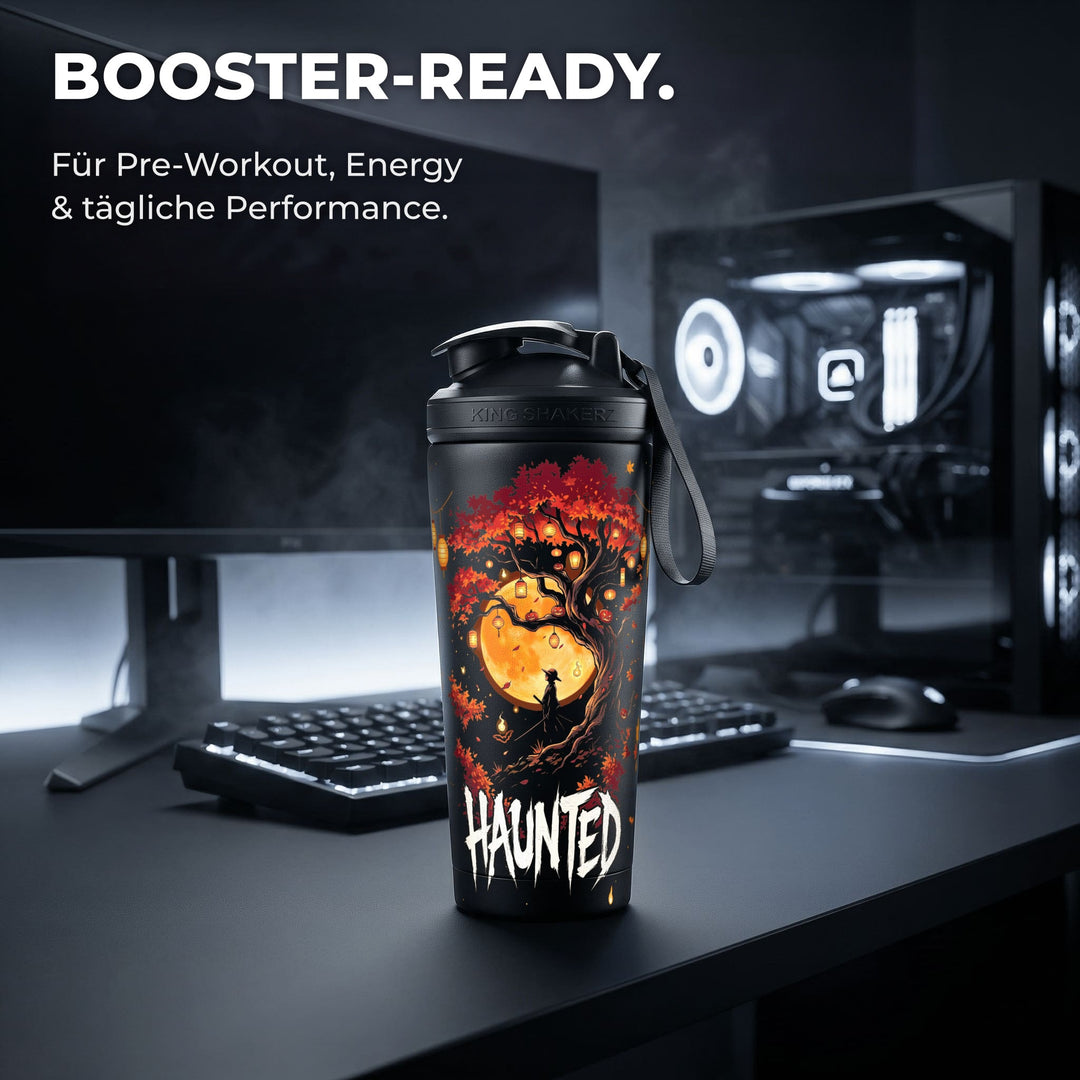 KING SHAKER® HAUNTED – schwarzer Edelstahl-Shaker mit Halloween-Farbdruck, am Schreibtisch mit Booster