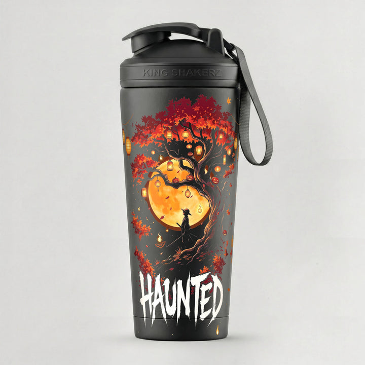 KING SHAKER® HAUNTED – schwarzer Edelstahl-Shaker mit Halloween-Farbdruck, vor grauem Hintergrund