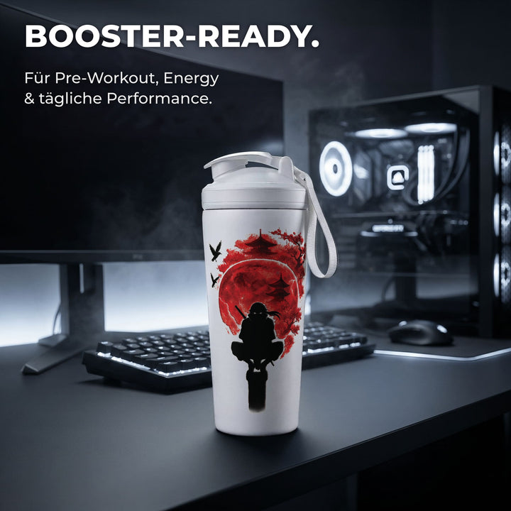 KING SHAKER® NINJA – weißer Edelstahl-Shaker mit Farbdruck, am Schreibtisch mit Booster