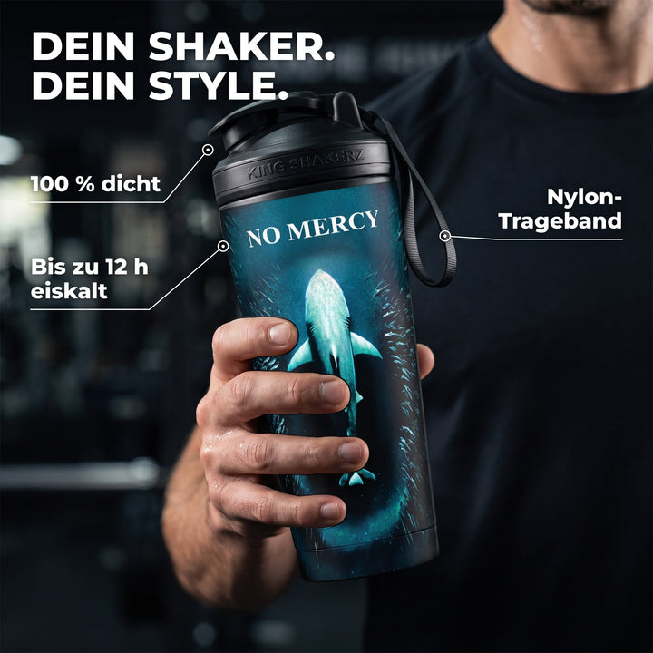 KING SHAKER® NO MERCY – schwarzer Edelstahl-Shaker mit Farbdruck, in der Hand