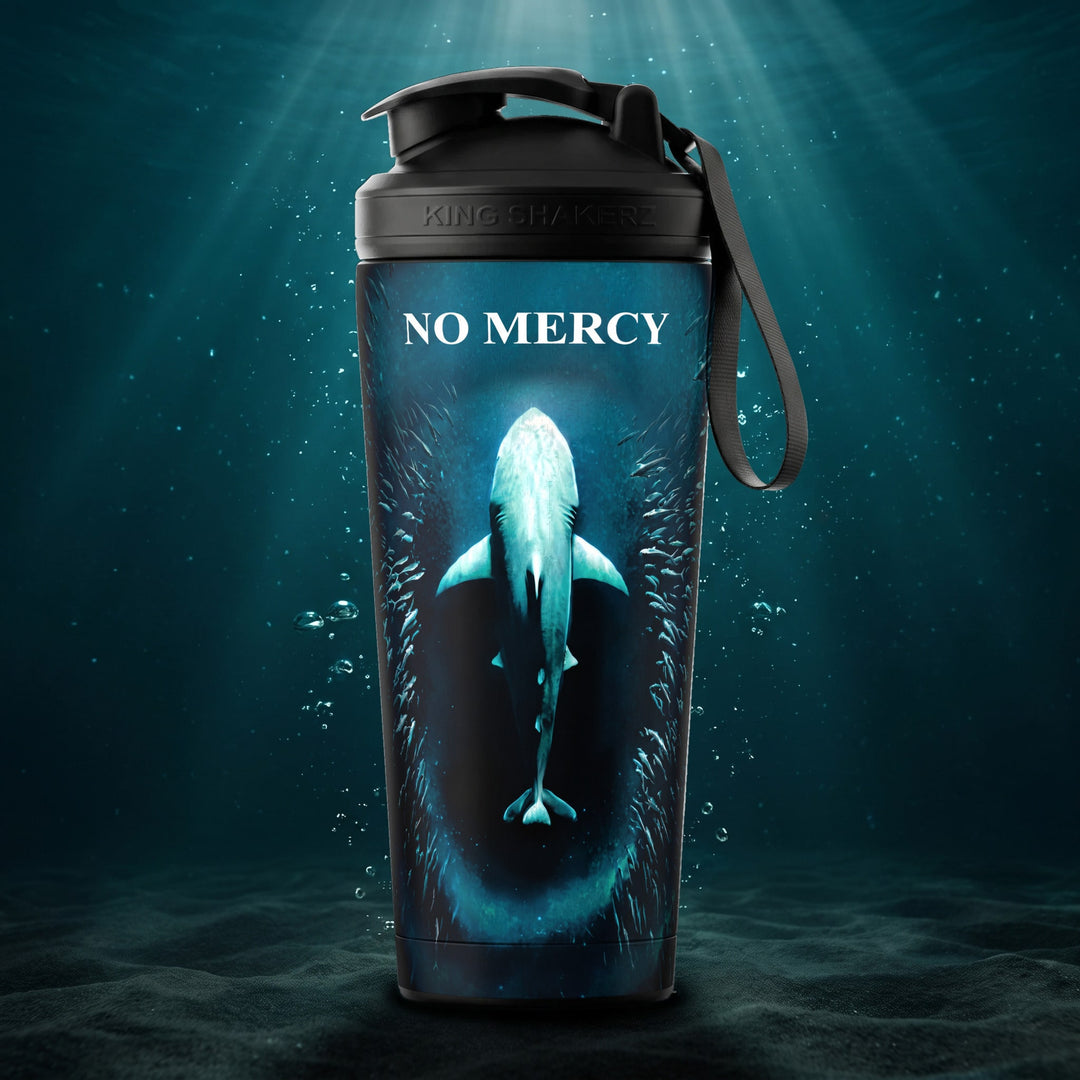 KING SHAKER® NO MERCY – schwarzer Edelstahl-Shaker mit Farbdruck, Szene