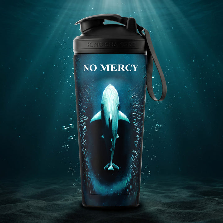KING SHAKER® NO MERCY – schwarzer Edelstahl-Shaker mit Farbdruck, Szene