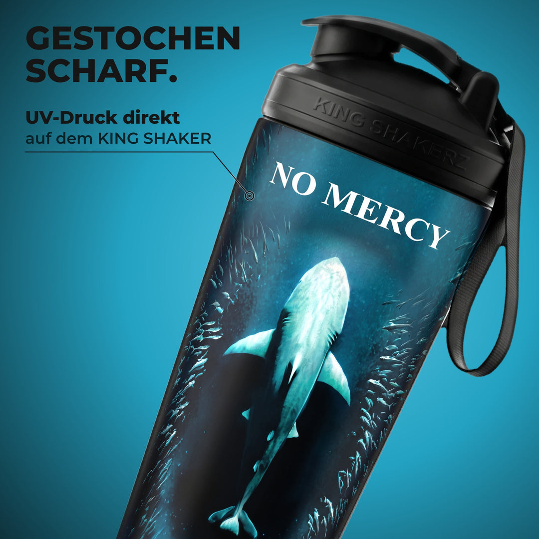 KING SHAKER® NO MERCY – schwarzer Edelstahl-Shaker mit Farbdruck, Nahaufnahme des Drucks