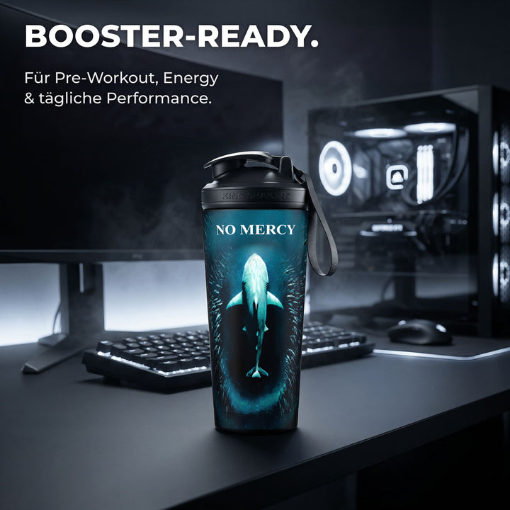 KING SHAKER® NO MERCY – schwarzer Edelstahl-Shaker mit Farbdruck, am Schreibtisch mit Booster