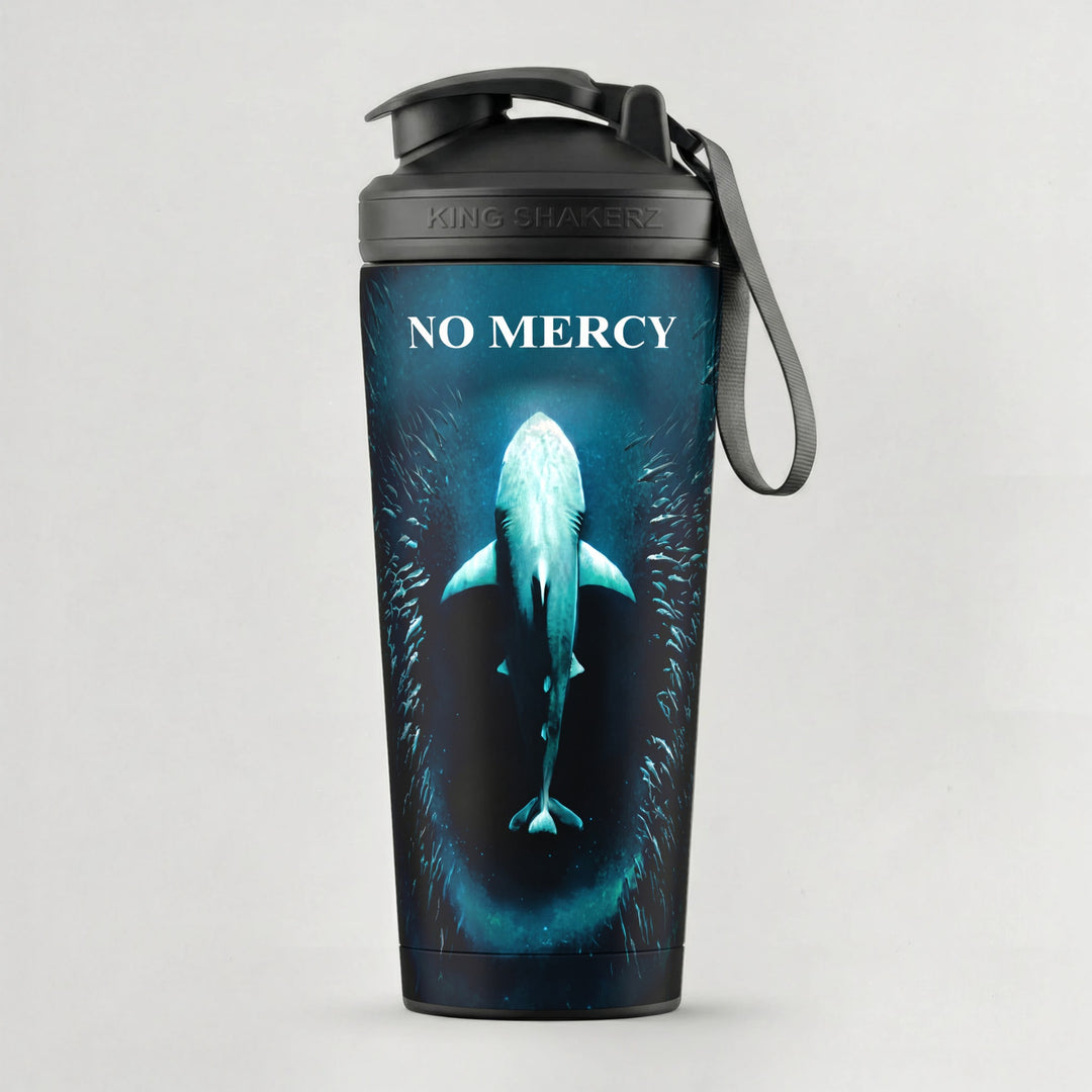 KING SHAKER® NO MERCY – schwarzer Edelstahl-Shaker mit Farbdruck, vor grauem Hintergrund