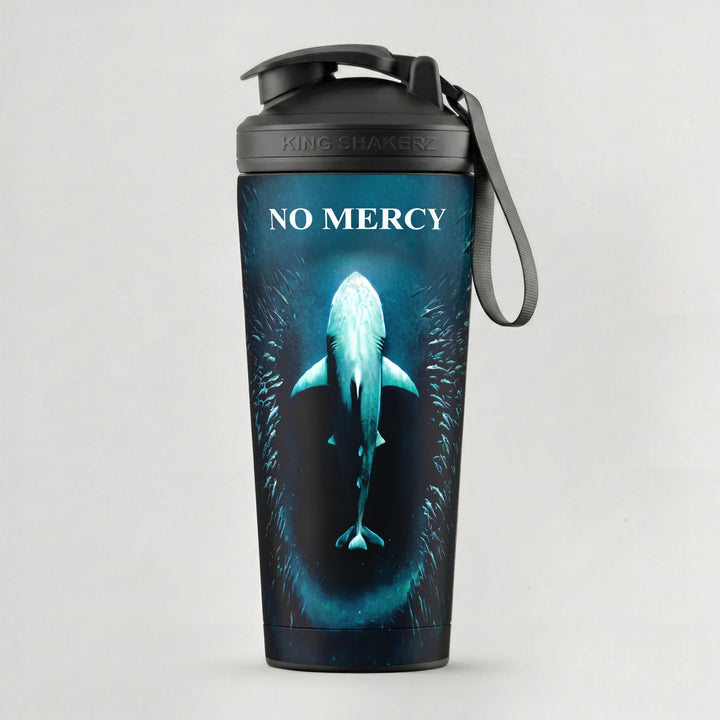KING SHAKER® NO MERCY – schwarzer Edelstahl-Shaker mit Farbdruck, vor grauem Hintergrund