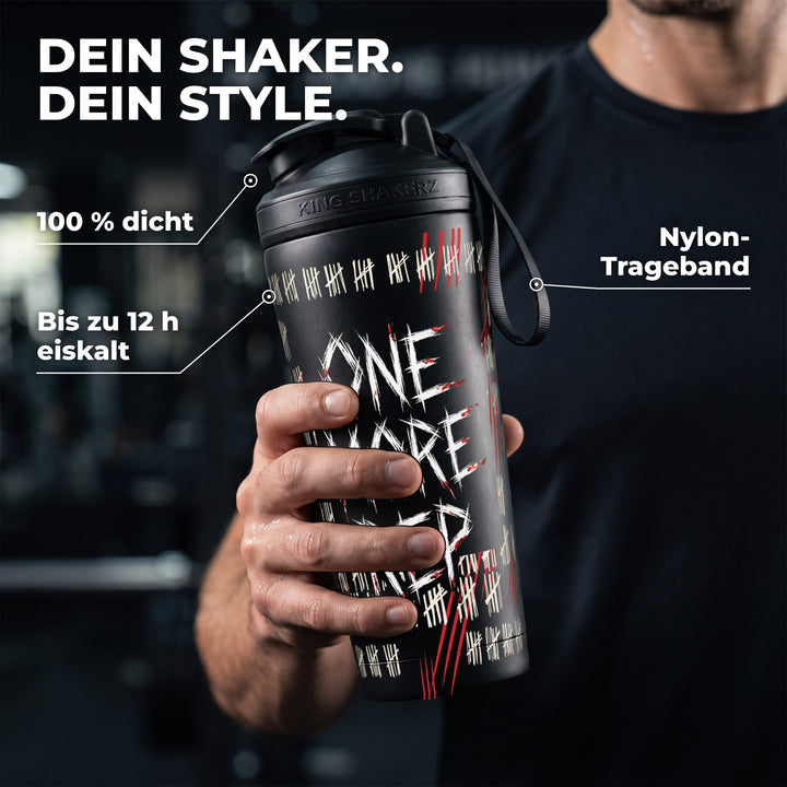 KING SHAKER® ONE MORE REP – schwarzer Edelstahl-Shaker mit Halloween-Farbdruck, in der Hand