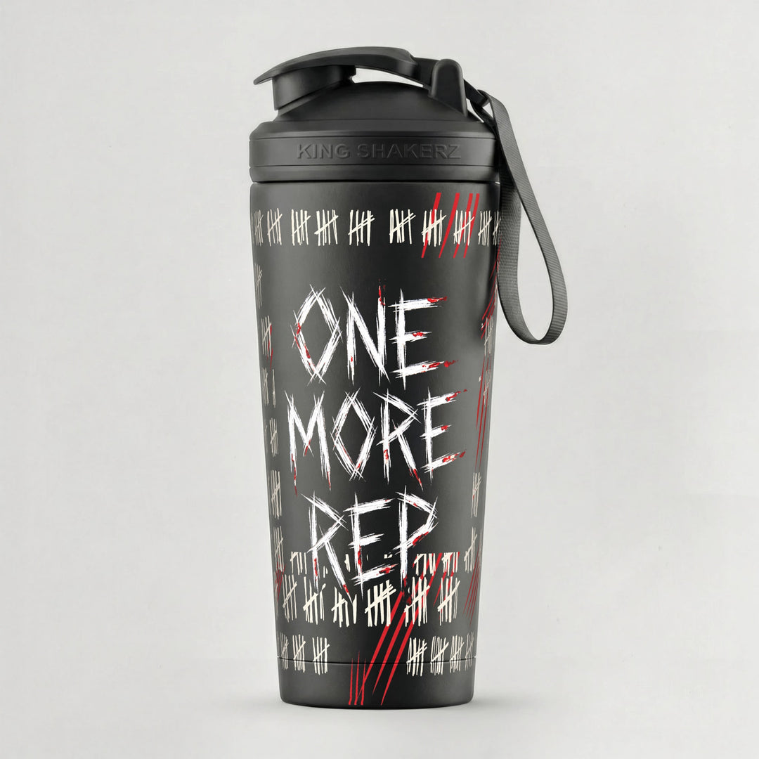 KING SHAKER® ONE MORE REP – schwarzer Edelstahl-Shaker mit Halloween-Farbdruck, vor grauem Hintergrund