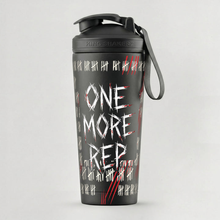 KING SHAKER® ONE MORE REP – schwarzer Edelstahl-Shaker mit Halloween-Farbdruck, vor grauem Hintergrund