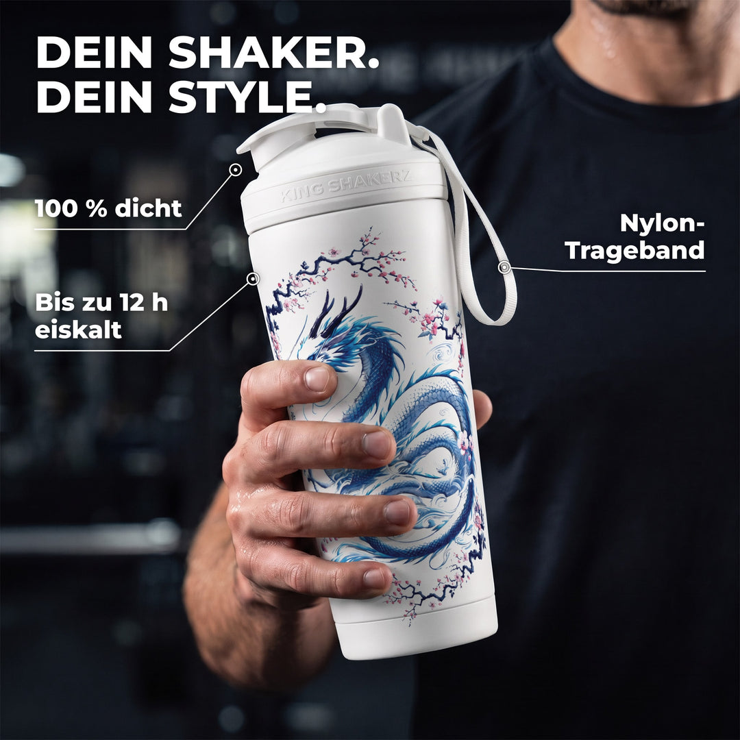 KING SHAKER® RYUJIN – weißer Edelstahl-Shaker mit Farbdruck, in der Hand