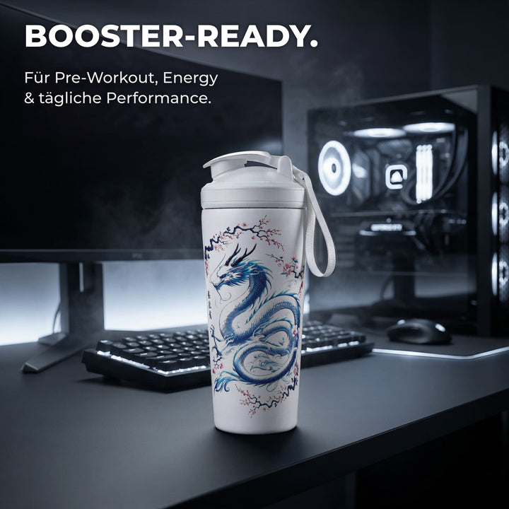KING SHAKER® RYUJIN – weißer Edelstahl-Shaker mit Farbdruck, am Schreibtisch mit Booster