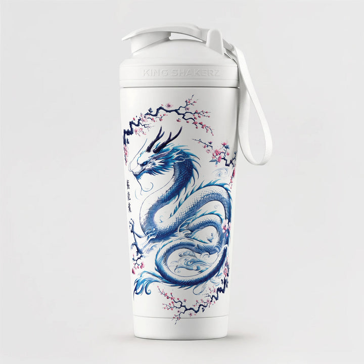 KING SHAKER® RYUJIN – weißer Edelstahl-Shaker mit Farbdruck, vor grauem Hintergrund