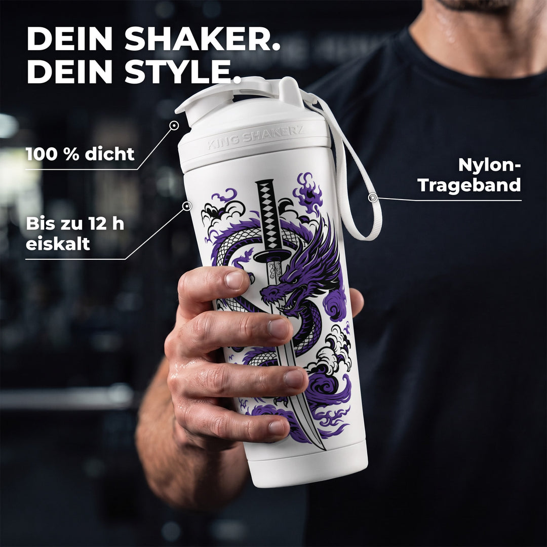 KING SHAKER® SHADOWBLADE – weißer Edelstahl-Shaker mit Farbdruck, in der Hand