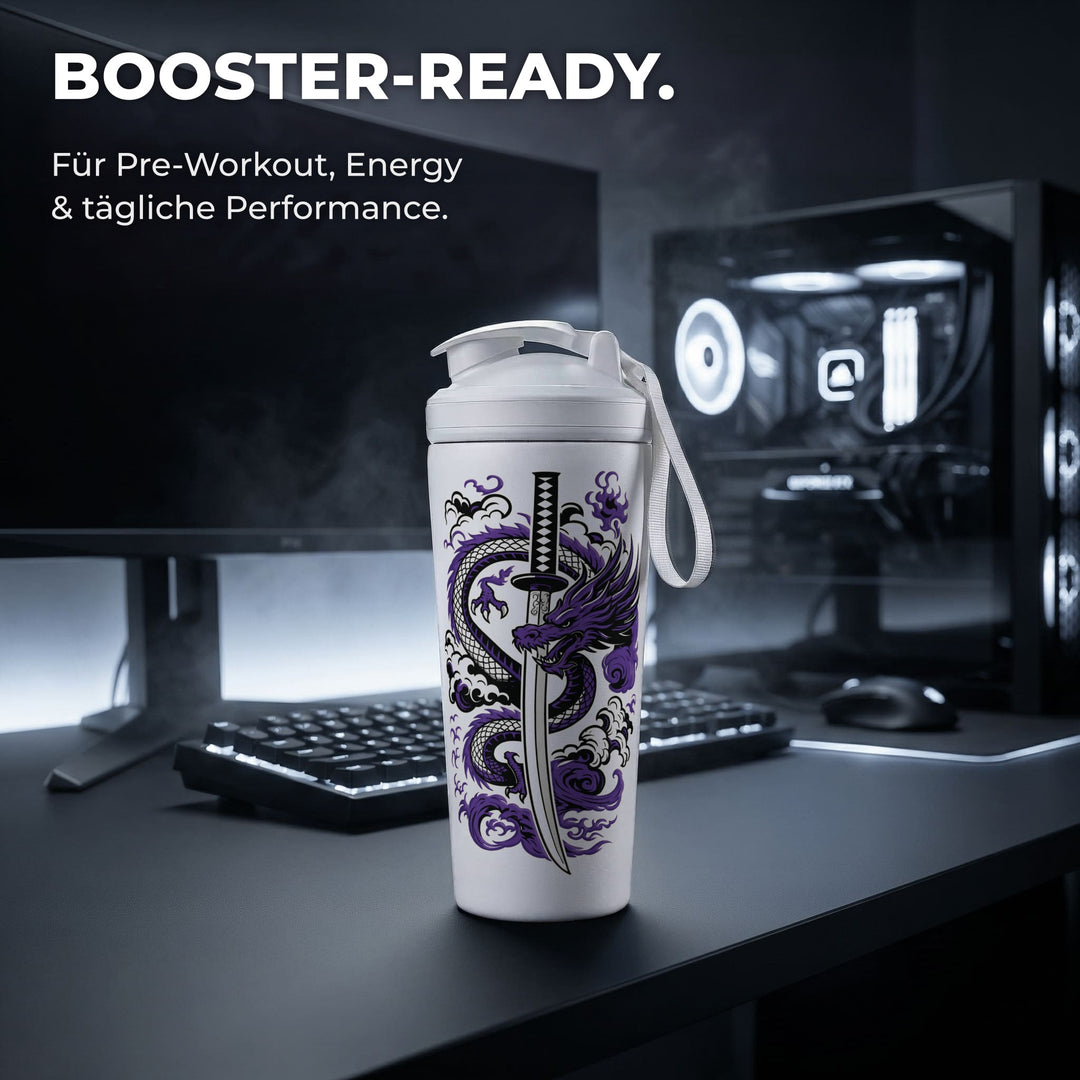 KING SHAKER® SHADOWBLADE – weißer Edelstahl-Shaker mit Farbdruck, am Schreibtisch mit Booster