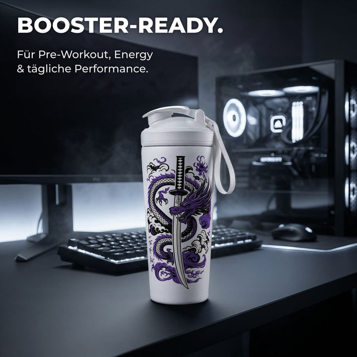 KING SHAKER® SHADOWBLADE – weißer Edelstahl-Shaker mit Farbdruck, am Schreibtisch mit Booster