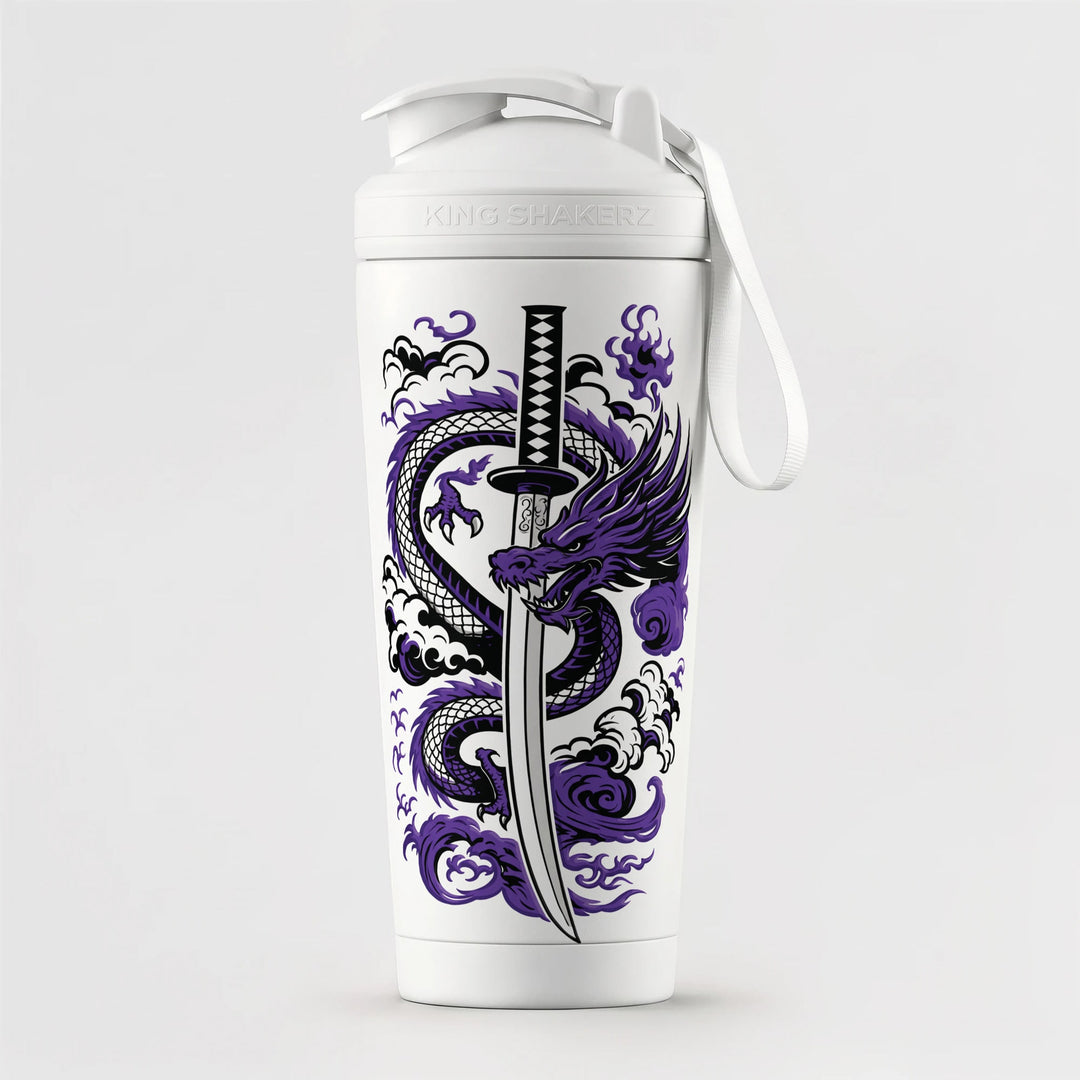 KING SHAKER® SHADOWBLADE – weißer Edelstahl-Shaker mit Farbdruck, vor grauem Hintergrund