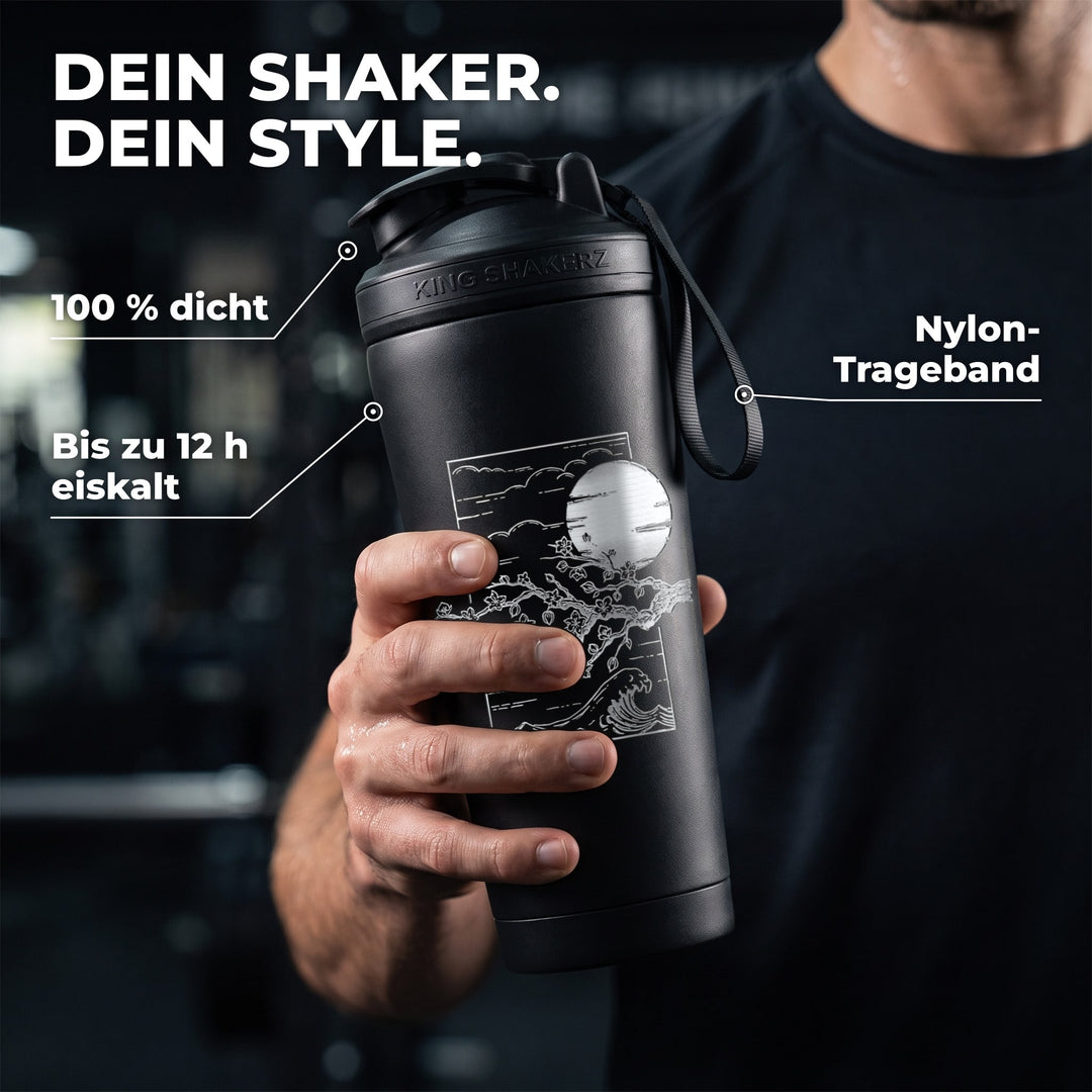 KING SHAKER® ANIME TREE – schwarzer Edelstahl-Shaker mit Lasergravur, in der Hand
