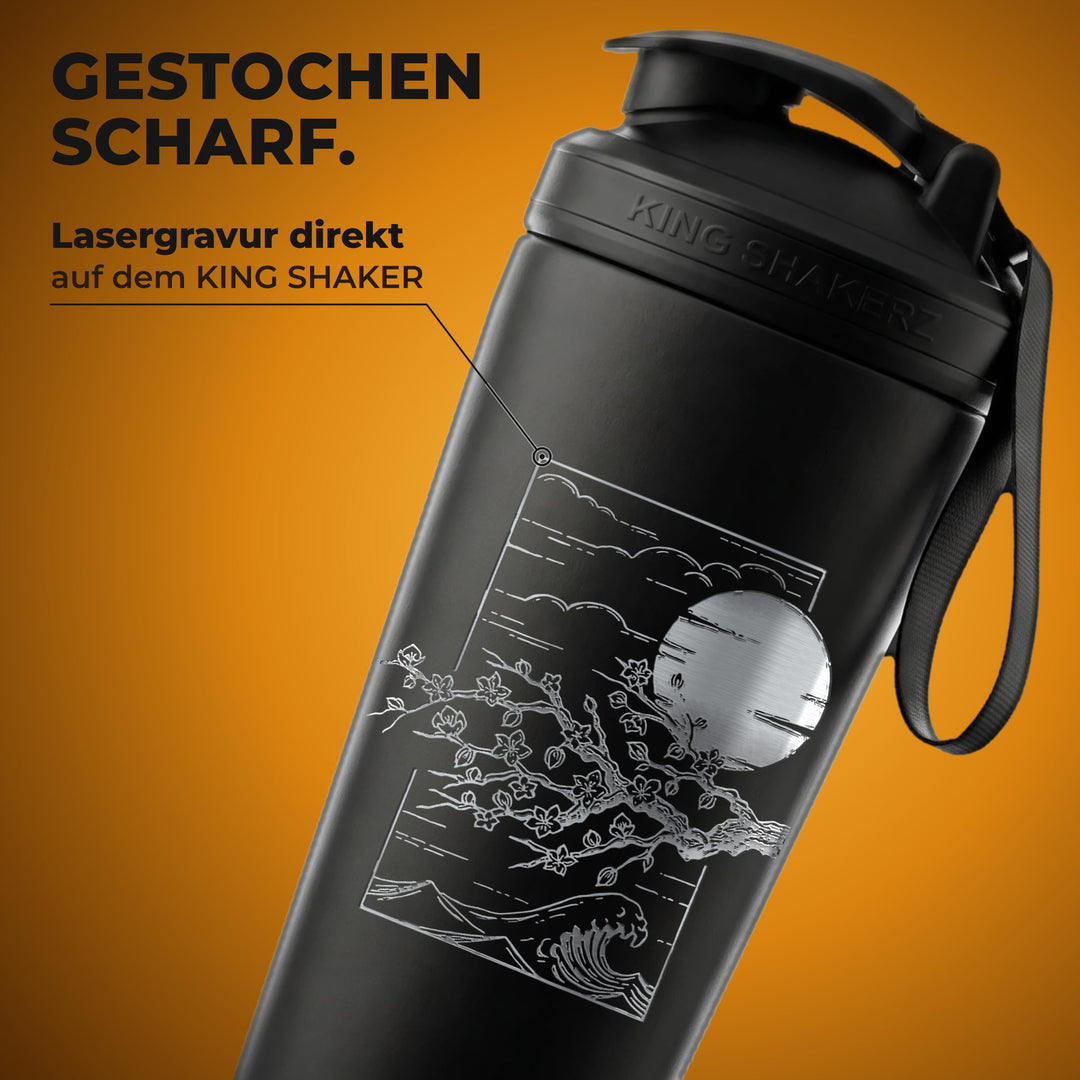 KING SHAKER® ANIME TREE – schwarzer Edelstahl-Shaker mit Lasergravur, Nahaufnahme der Gravur
