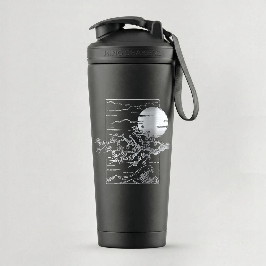 KING SHAKER® ANIME TREE – schwarzer Edelstahl-Shaker mit Lasergravur, vor grauem Hintergrund