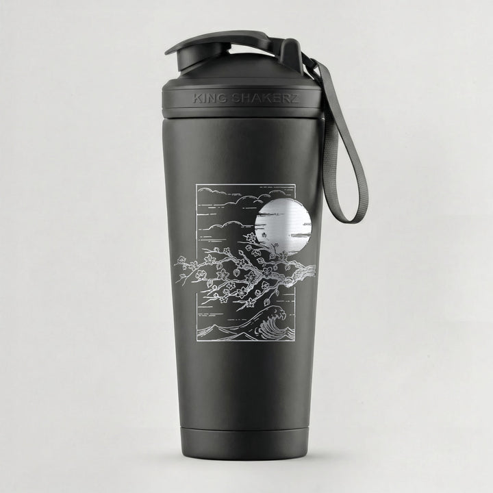 KING SHAKER® ANIME TREE – schwarzer Edelstahl-Shaker mit Lasergravur, vor grauem Hintergrund