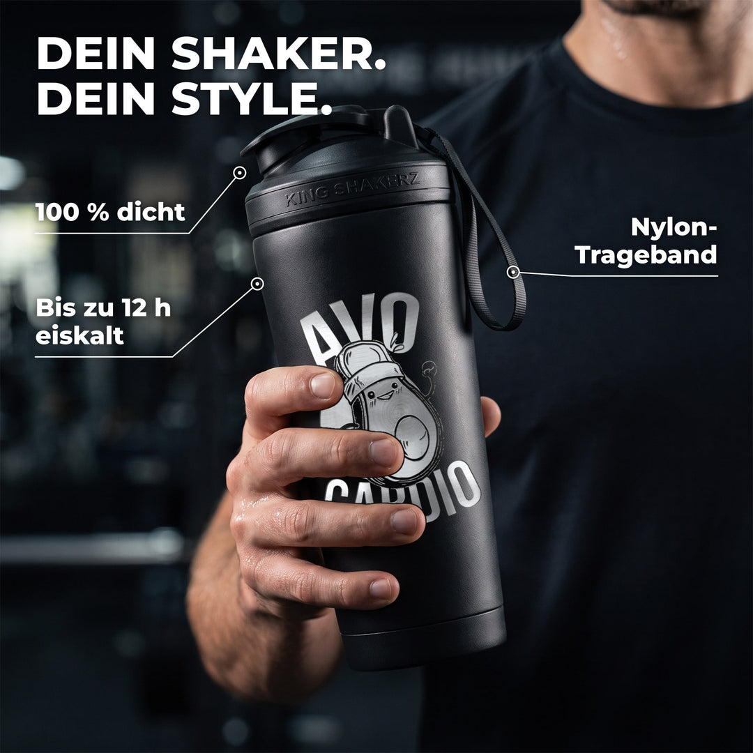 KING SHAKER® AVOCARDIO – schwarzer Edelstahl-Shaker mit Lasergravur, in der Hand