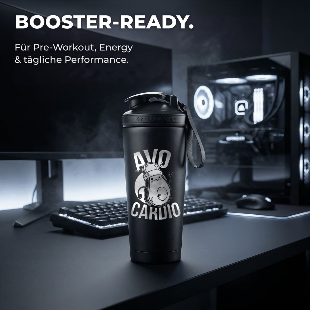 KING SHAKER® AVOCARDIO – schwarzer Edelstahl-Shaker mit Lasergravur, am Schreibtisch mit Booster
