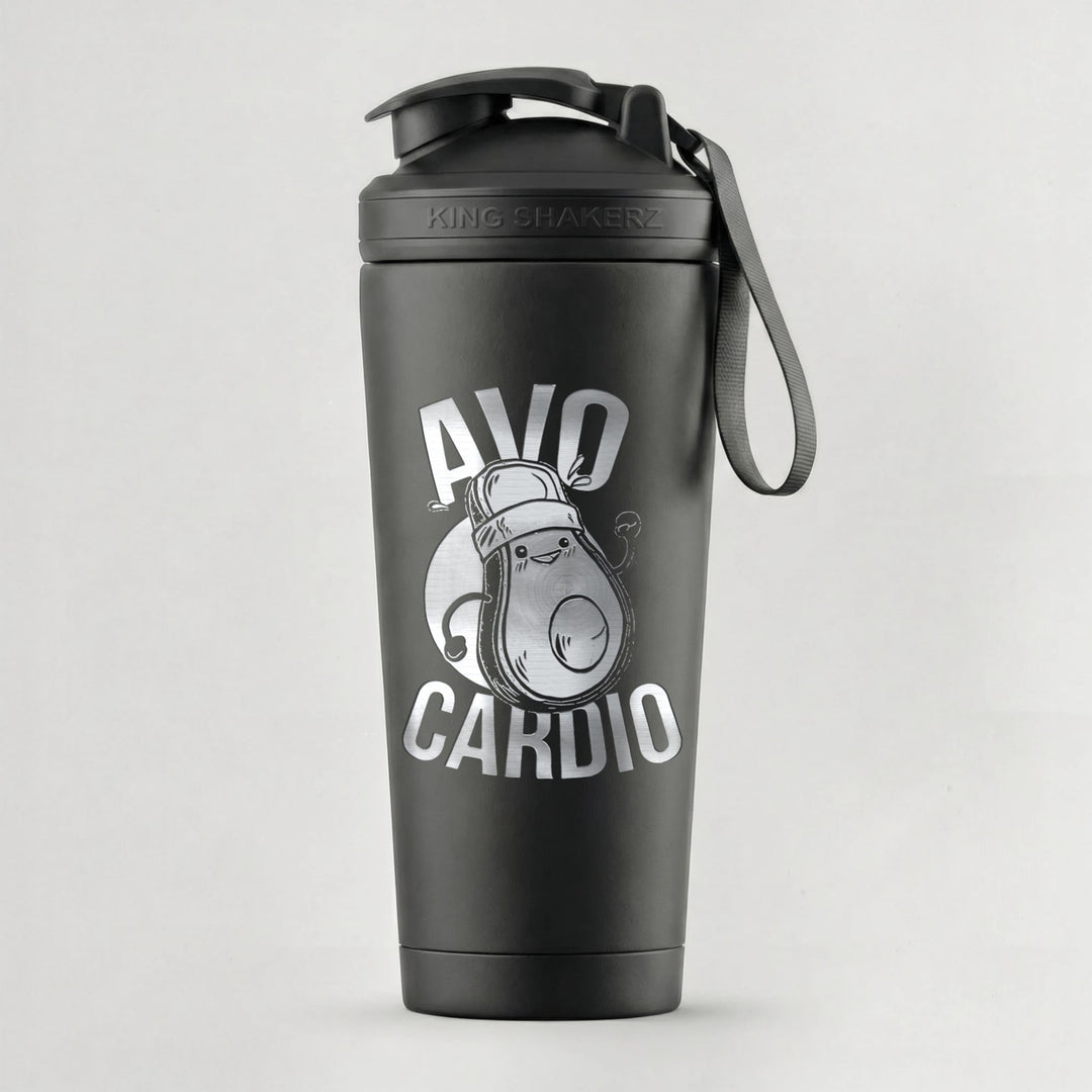 KING SHAKER® AVOCARDIO – schwarzer Edelstahl-Shaker mit Lasergravur, vor grauem Hintergrund
