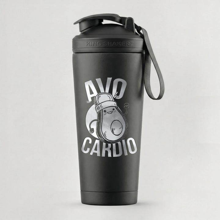 KING SHAKER® AVOCARDIO – schwarzer Edelstahl-Shaker mit Lasergravur, vor grauem Hintergrund
