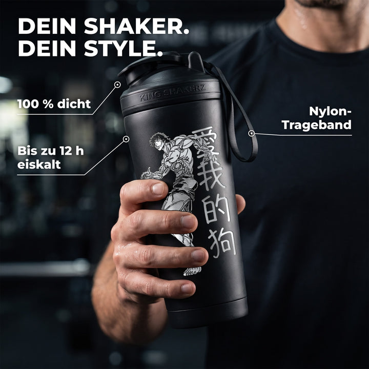 KING SHAKER® BAKI – schwarzer Edelstahl-Shaker mit Lasergravur, in der Hand