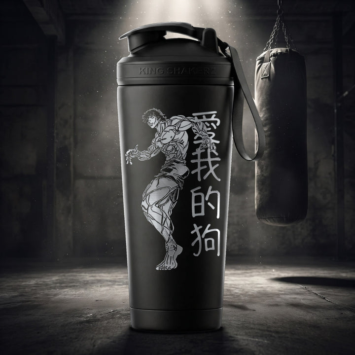 KING SHAKER® BAKI – schwarzer Edelstahl-Shaker mit Lasergravur, Szene