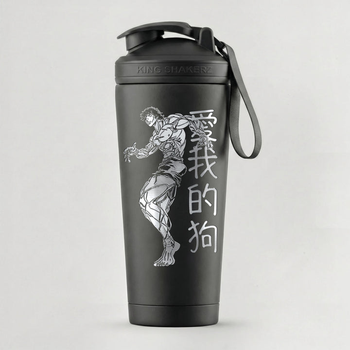 KING SHAKER® BAKI – schwarzer Edelstahl-Shaker mit Lasergravur, vor grauem Hintergrund
