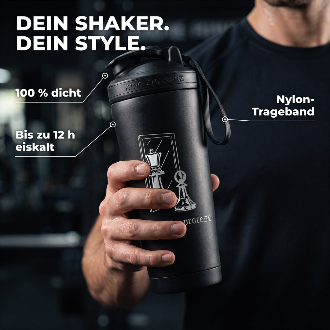 KING SHAKER® CHESS – schwarzer Edelstahl-Shaker mit Lasergravur, in der Hand