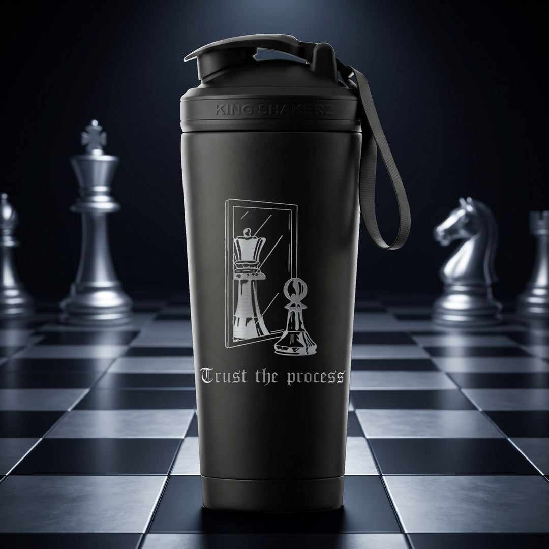 KING SHAKER® CHESS – schwarzer Edelstahl-Shaker mit Lasergravur, Szene
