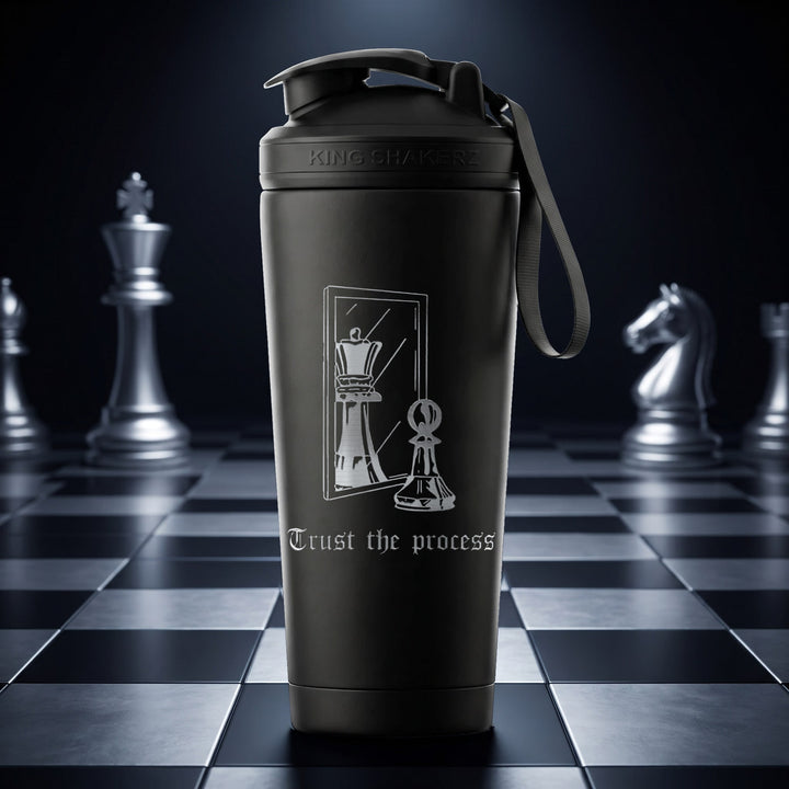 KING SHAKER® CHESS – schwarzer Edelstahl-Shaker mit Lasergravur, Szene