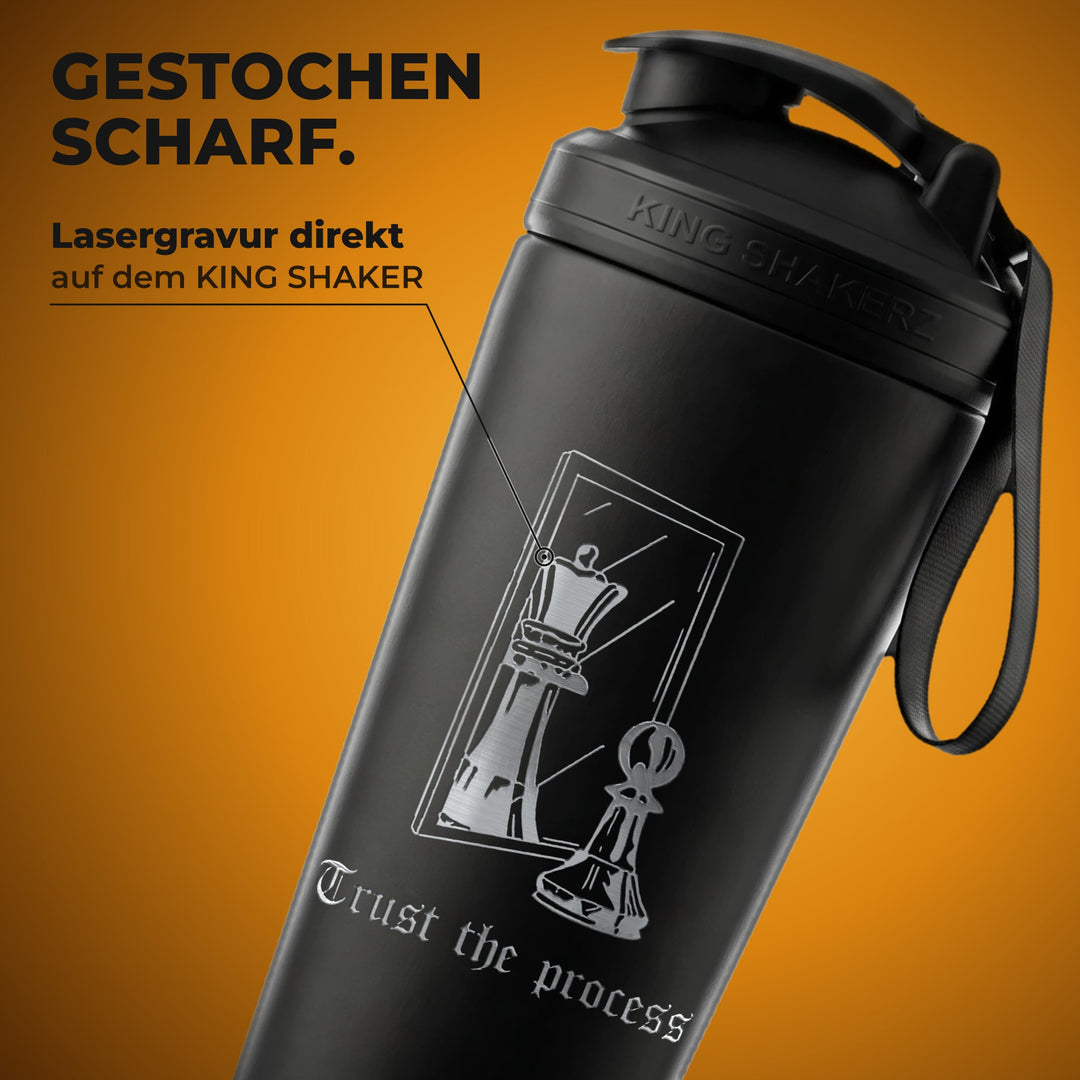 KING SHAKER® CHESS – schwarzer Edelstahl-Shaker mit Lasergravur, Nahaufnahme der Gravur