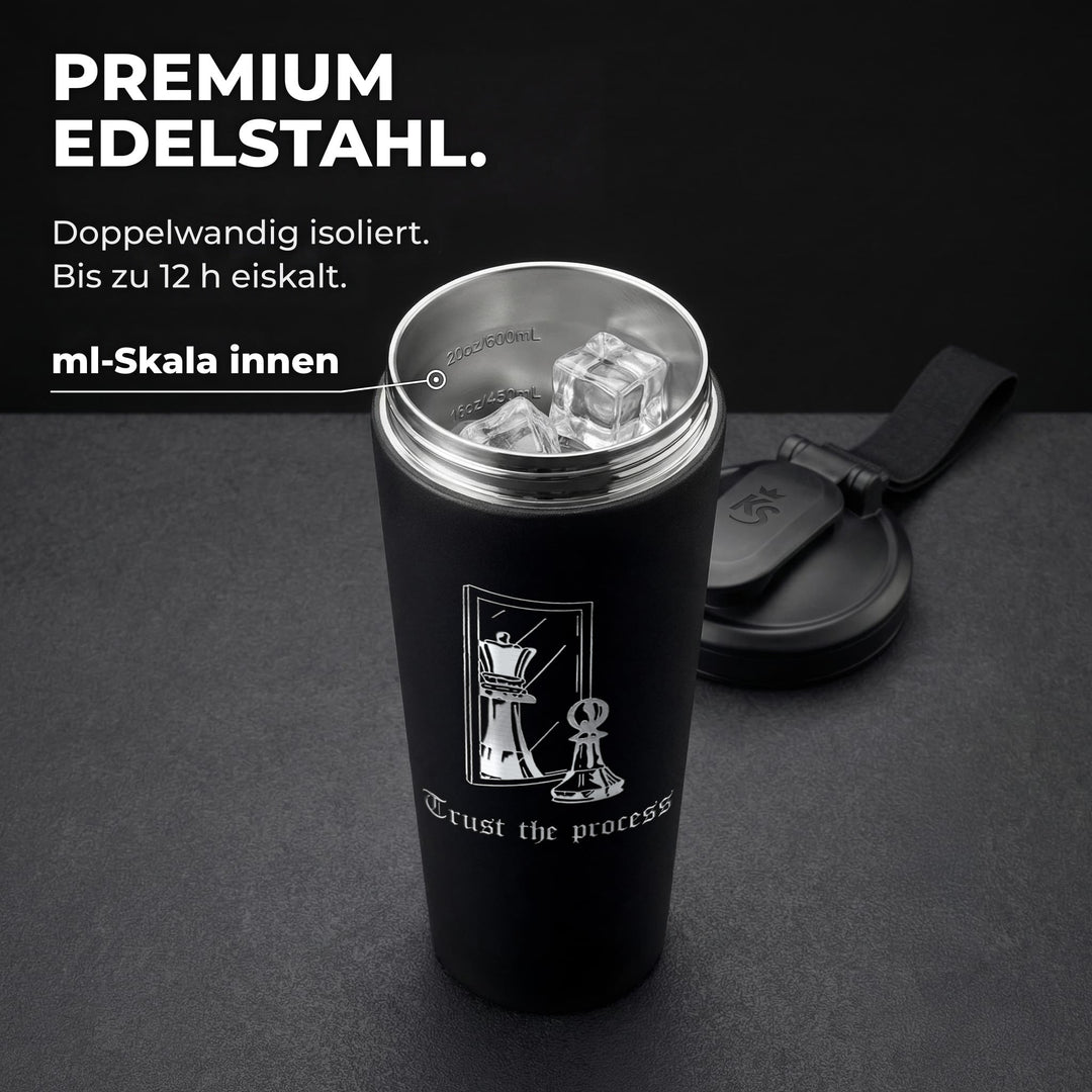 KING SHAKER® CHESS – schwarzer Edelstahl-Shaker mit Lasergravur, geöffnet mit ml-Skala