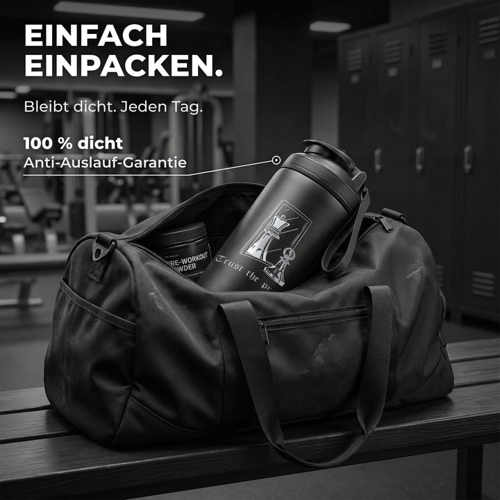 KING SHAKER® CHESS – schwarzer Edelstahl-Shaker mit Lasergravur, in der Sporttasche