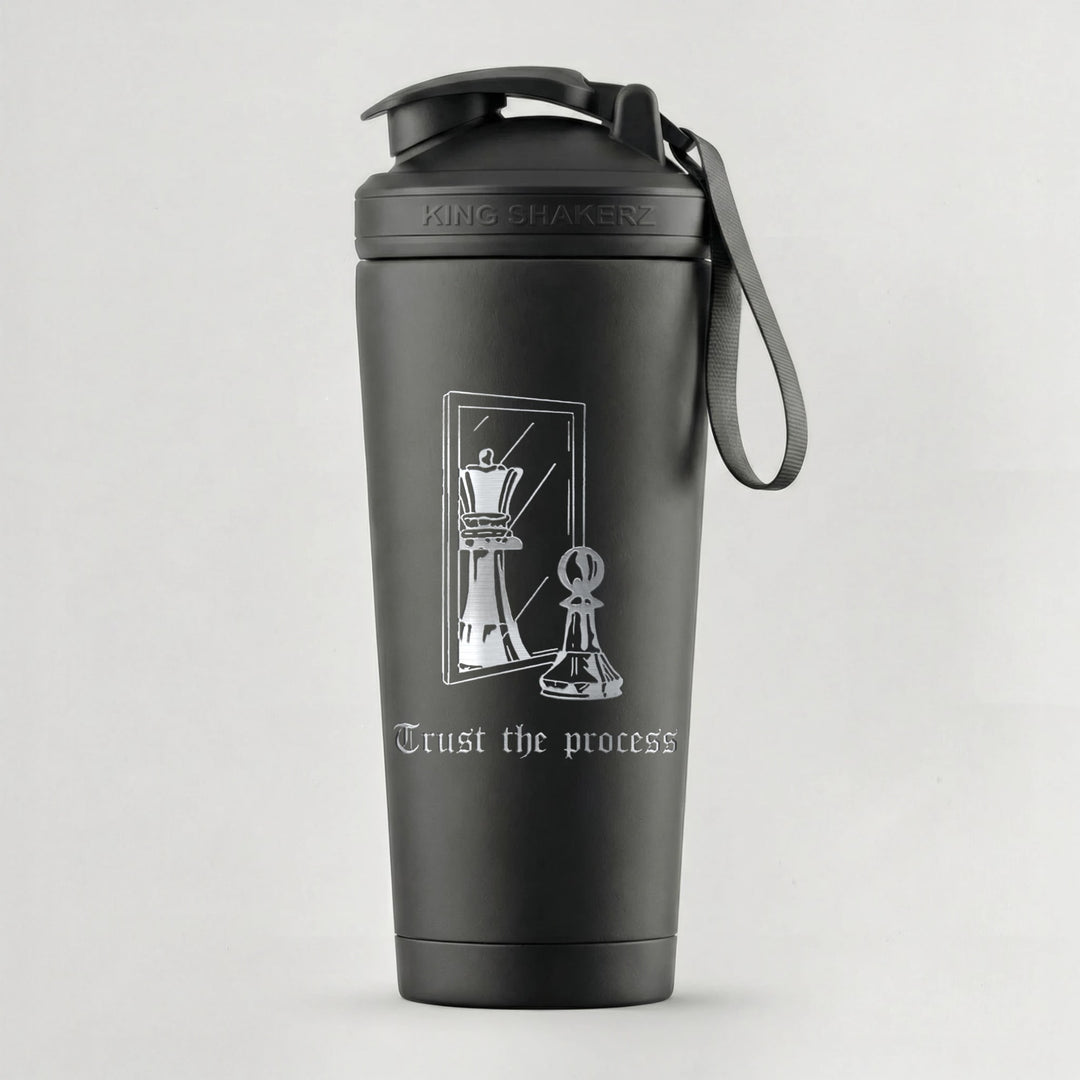 KING SHAKER® CHESS – schwarzer Edelstahl-Shaker mit Lasergravur, vor grauem Hintergrund