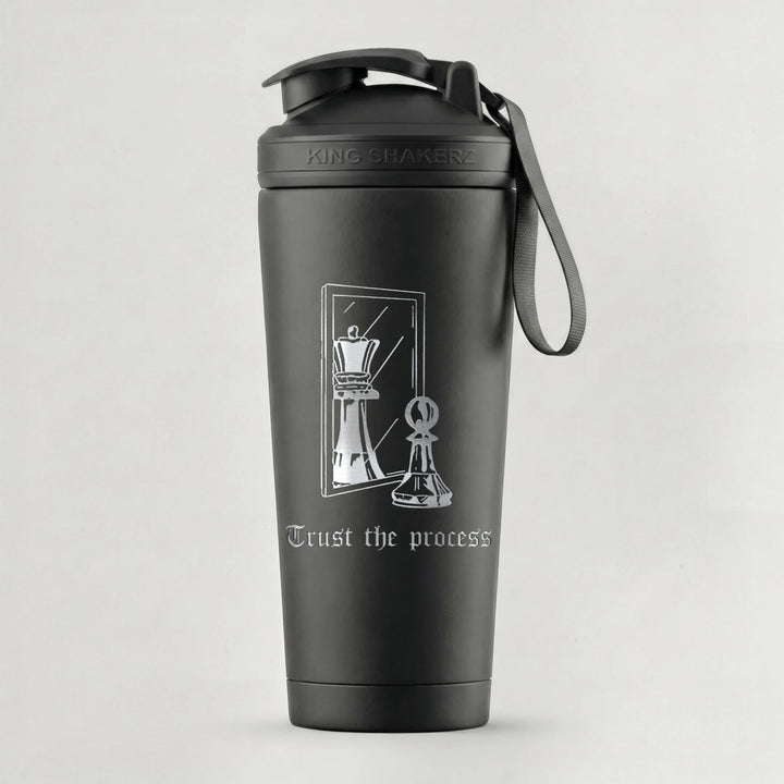 KING SHAKER® CHESS – schwarzer Edelstahl-Shaker mit Lasergravur, vor grauem Hintergrund