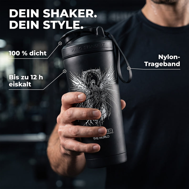 KING SHAKER® CONQUER THE WORLD – schwarzer Edelstahl-Shaker mit Lasergravur, in der Hand