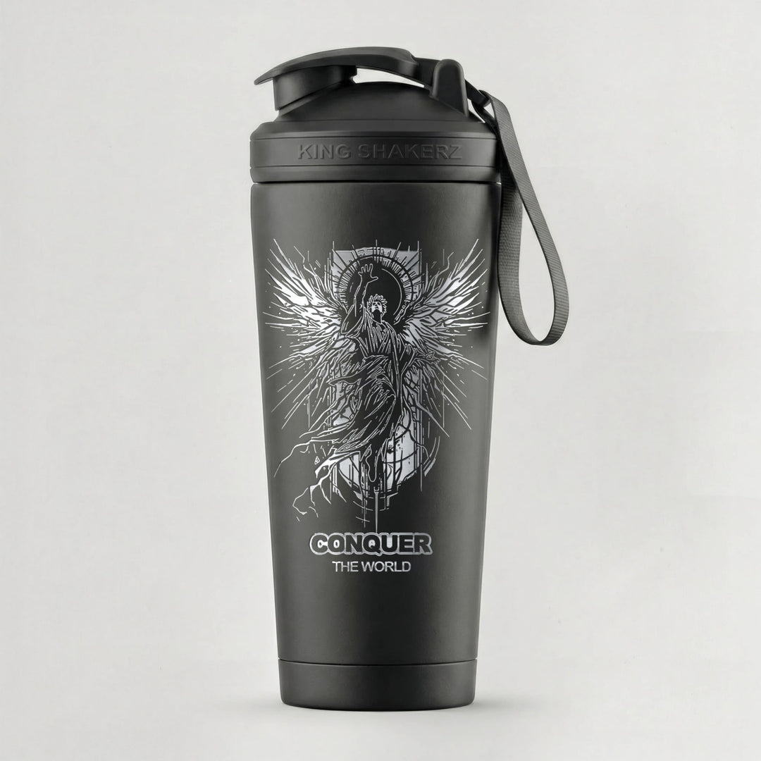 KING SHAKER® CONQUER THE WORLD – schwarzer Edelstahl-Shaker mit Lasergravur, vor grauem Hintergrund