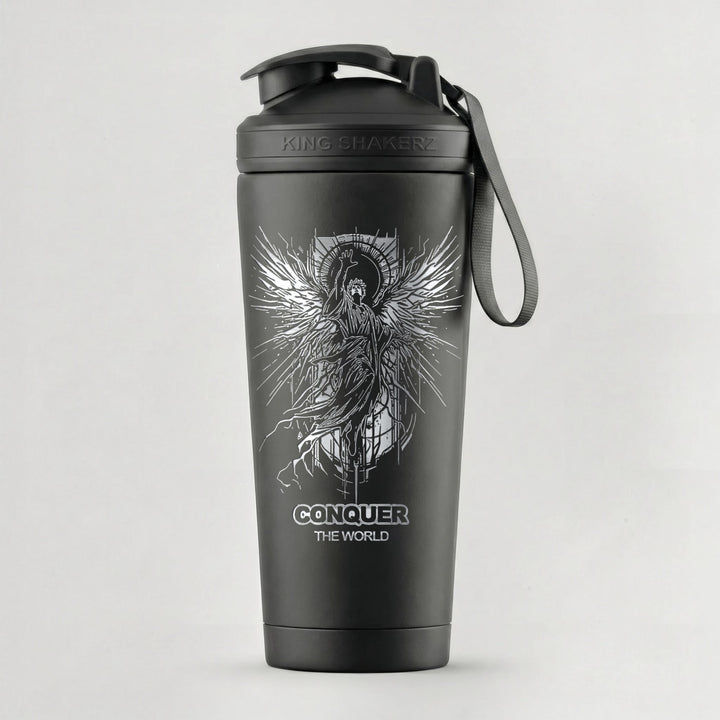 KING SHAKER® CONQUER THE WORLD – schwarzer Edelstahl-Shaker mit Lasergravur, vor grauem Hintergrund