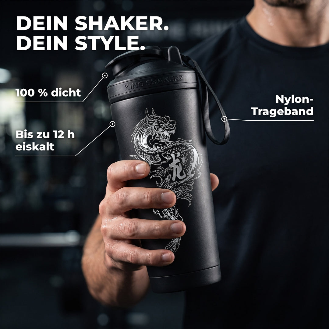 KING SHAKER® DRAGON – schwarzer Edelstahl-Shaker mit Lasergravur, in der Hand