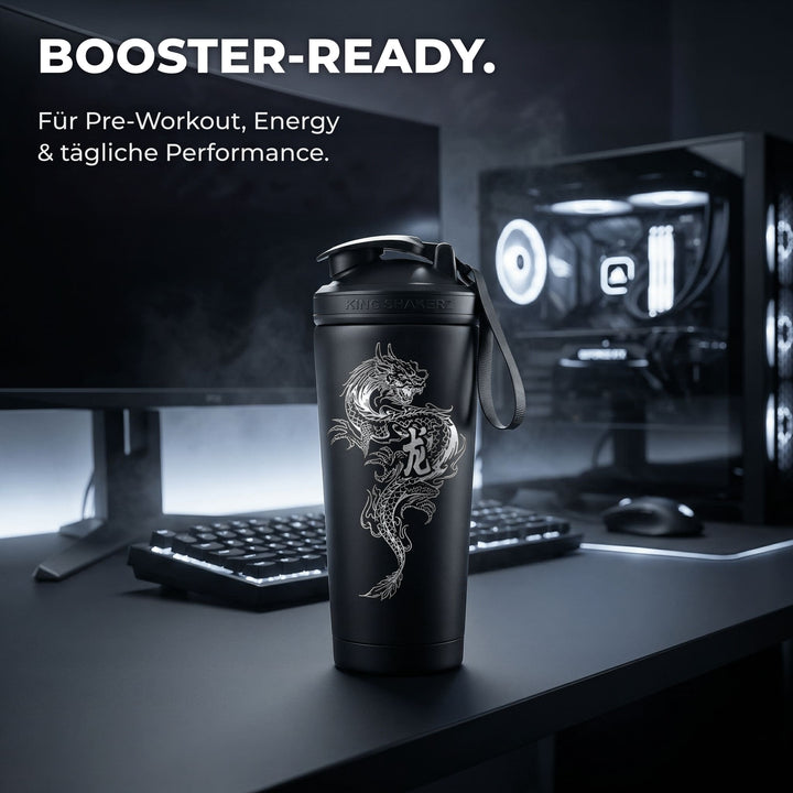 KING SHAKER® DRAGON – schwarzer Edelstahl-Shaker mit Lasergravur, am Schreibtisch mit Booster