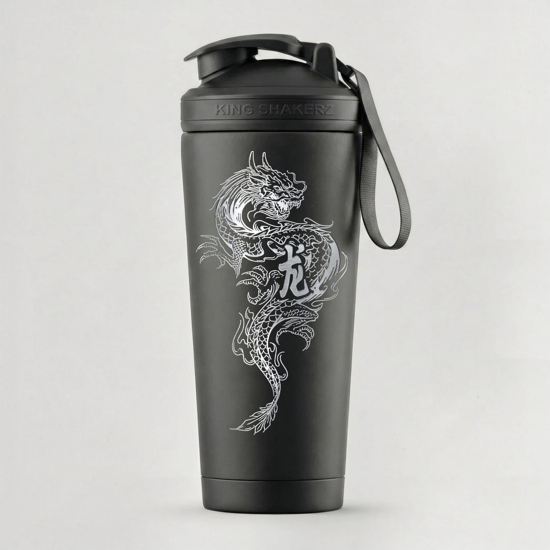 KING SHAKER® DRAGON – schwarzer Edelstahl-Shaker mit Lasergravur, vor grauem Hintergrund