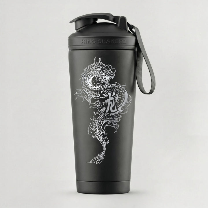 KING SHAKER® DRAGON – schwarzer Edelstahl-Shaker mit Lasergravur, vor grauem Hintergrund