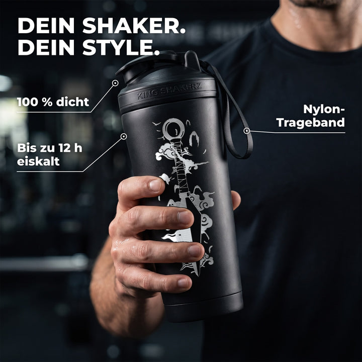 KING SHAKER® KNIFE – schwarzer Edelstahl-Shaker mit Lasergravur, in der Hand